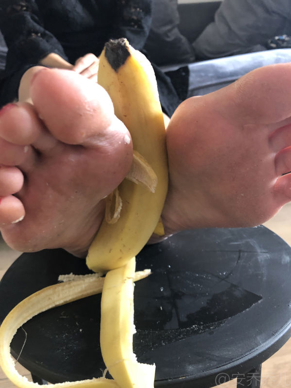 [Welfare COS] An Qiao Qiao Er (Nia Qiao Qiao) No.009 Stepping on Bananas