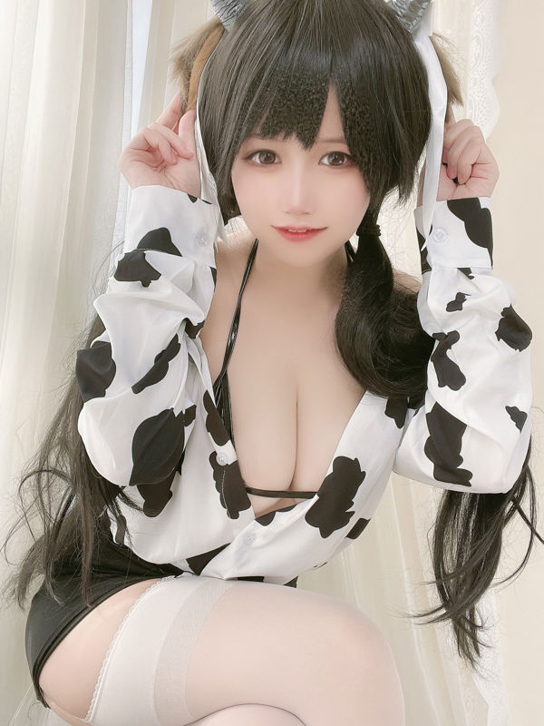 [Net Red COSER Photo] Anime-Bloggerin Ogura Chiyo w-Cow Shirt