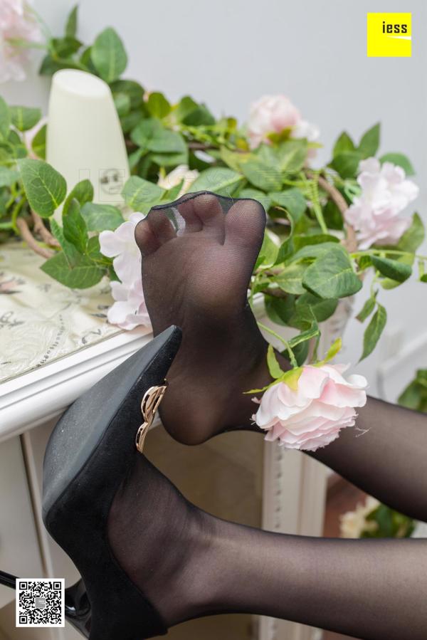 Modèle Wen Xin "Little Women" avec des jambes en soie noire et des pieds en soie [Iss à IESS]