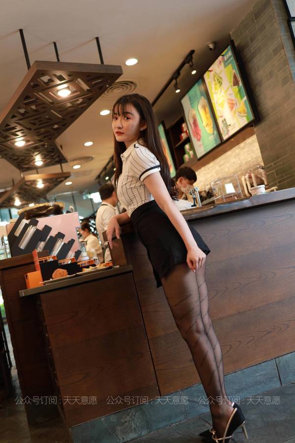 [IESS 奇思趣向] Si Xiangjia 836 : les bas "Alphabet Black Silk" de Qiuqiu avec de belles jambes