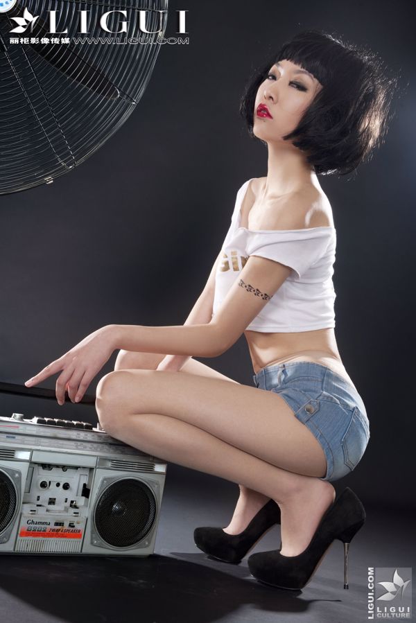 [丽 柜 贵 voet LiGui] Model Wenxin "Modieus Denim Hot Pants Girl" Mooie Benen en Zijdezachte Voeten Foto Foto