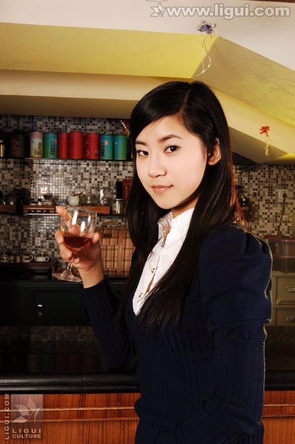 Model Karuru "Miss Liquors Bar, um die Gäste bekannt zu machen" [丽 柜 LiGui] Foto von schönen Beinen und Jadefüßen