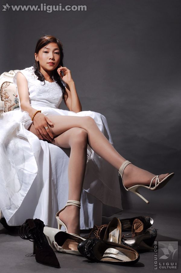 Modèle Monroe "Rencontre amoureuse de Xiaozhu à talons hauts foncés avec une belle fille en soie" [丽 柜 LiGui] Photo de pied en soie