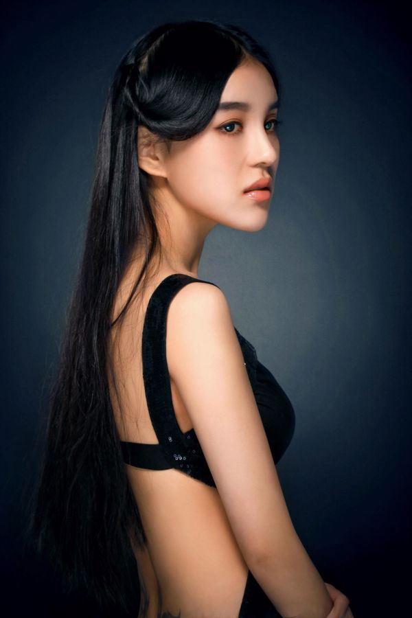 Foto de estúdio da modelo mestiça de beleza Shi Yiyi