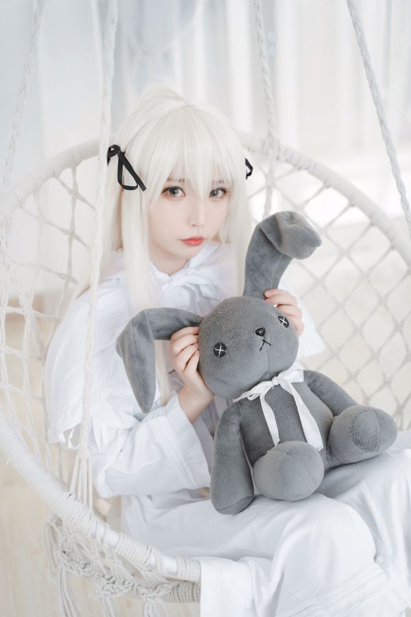 Cosplayer Bai Yizi leader "White Skirt"