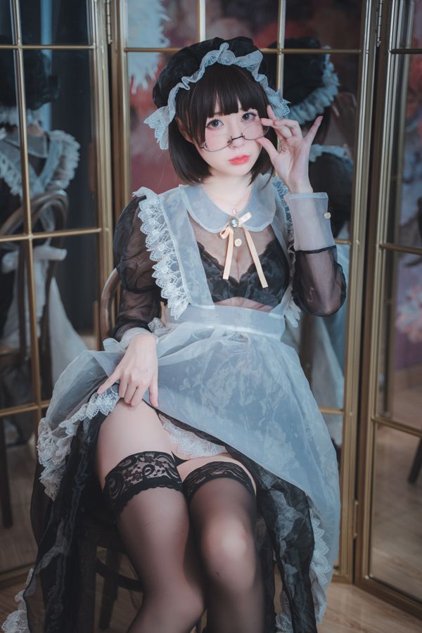 Cô gái dễ thương Coser Nange "Người hầu gái trong suốt"