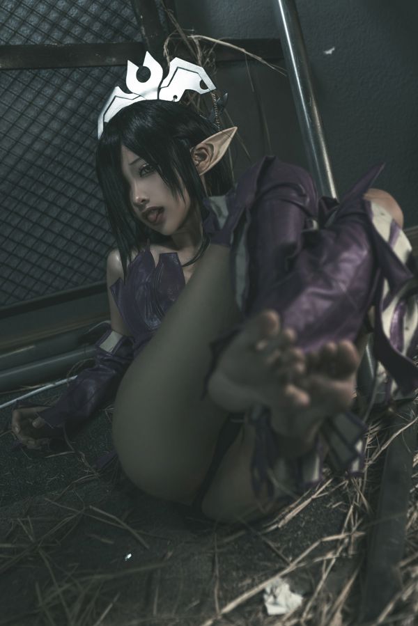 [Net Red COSER Photo] Anime Blogger Stupid Momo-Queen of Black Beasts Asli