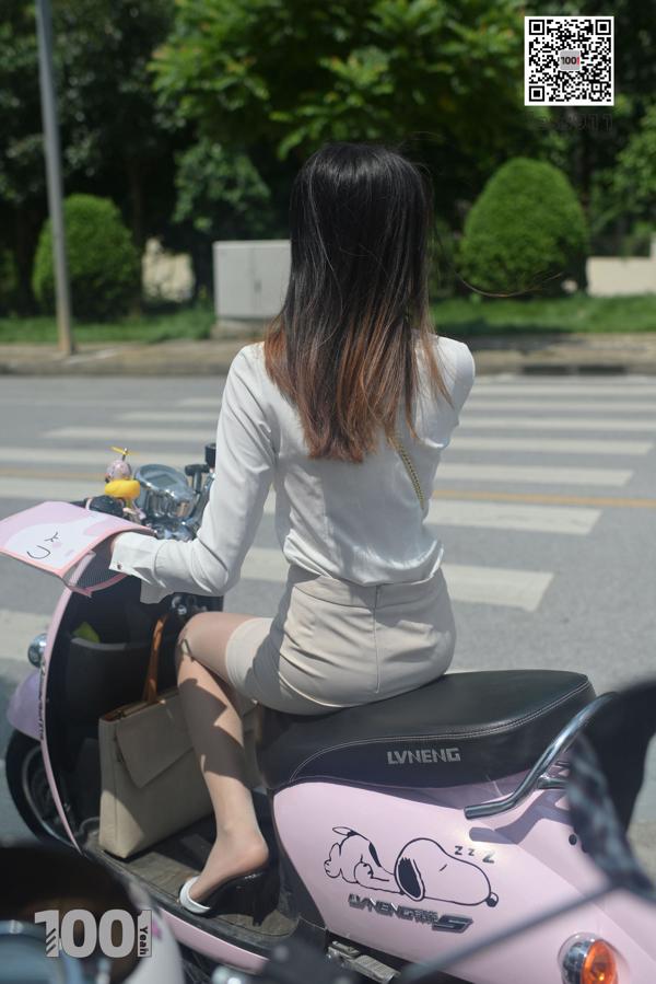 [IESS Tausendundeiner Nacht] "Riding a Battery Car 1" Street Shooting Beautiful Legs