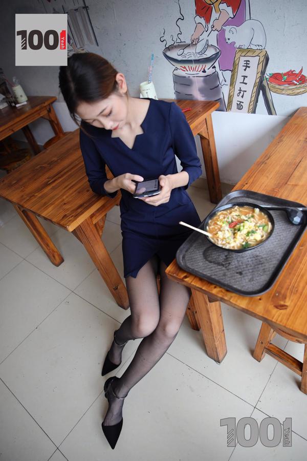 [IESS Las mil y una noches] Modelo: Fresa "La hora del almuerzo del vendedor 2" Uniforme de seda negro con hermosas piernas