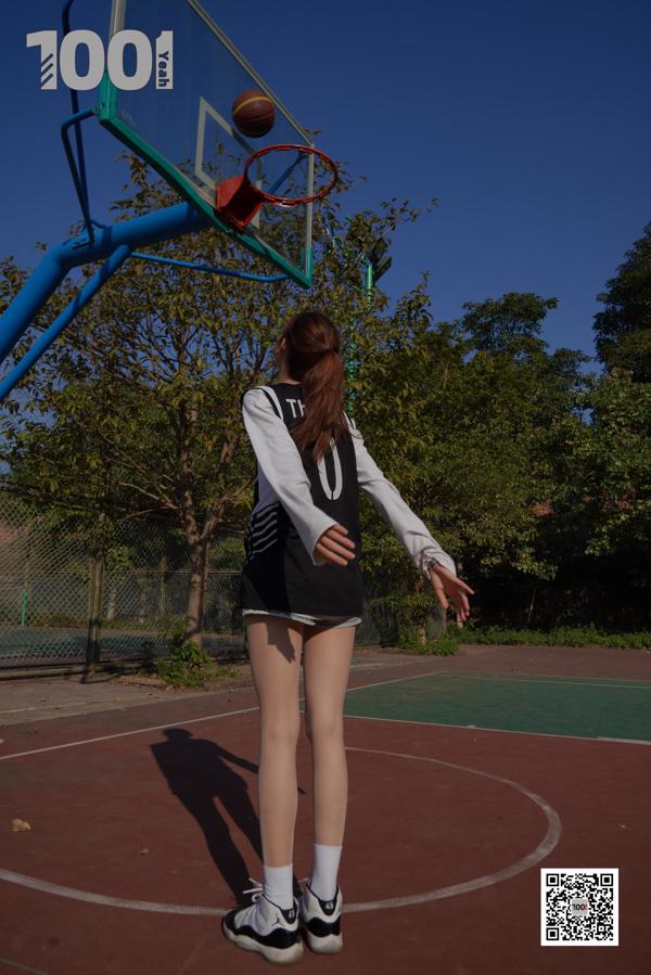 [IESS Mille e una notte] Modello Strawberry "Playing Basketball with Girlfriend 2" con bellissime gambe in calze