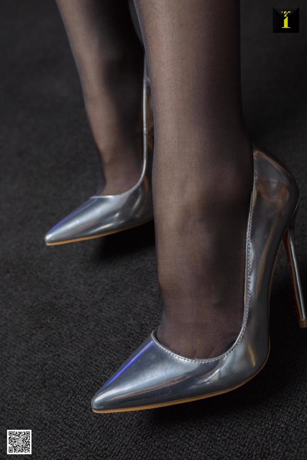 Modello: Zi Qi "Zi Qi's Silver High Heels" [IESS Mille e una notte] Belle gambe in calze