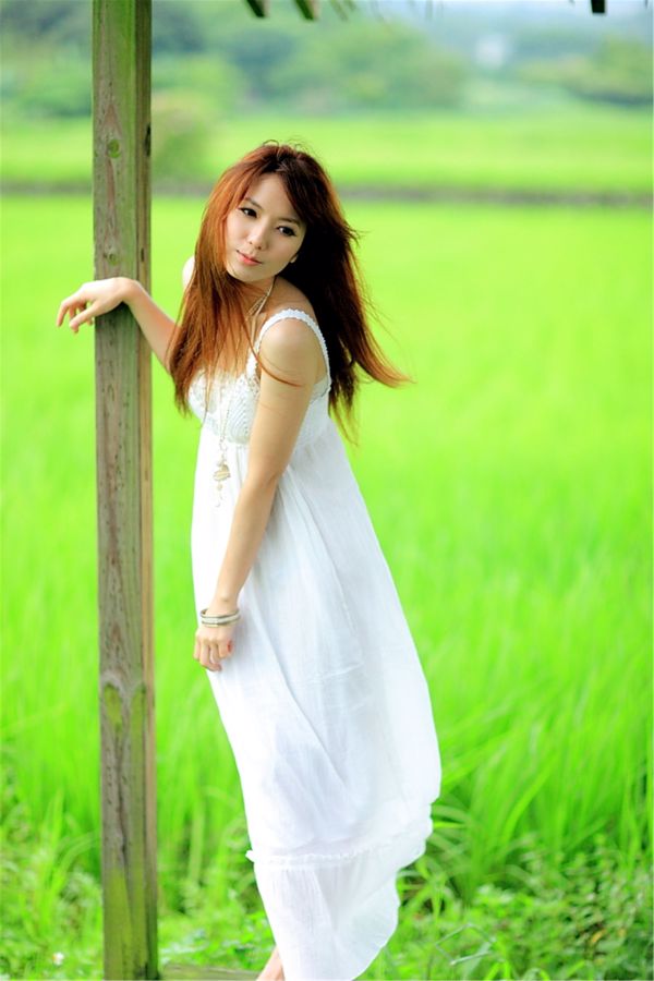 Taiwanese sister Xiaojing "Early Summer Farm Scenery" Beautiful White Skirt Series