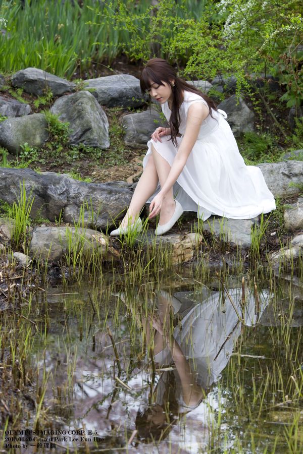 Pemotretan outdoor "Beautiful White Dress" Li Enhui